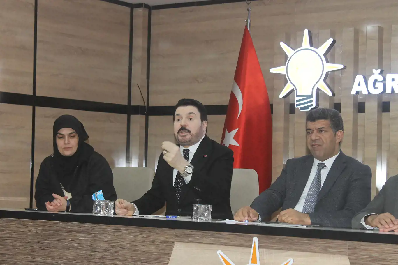 Ağrı Belediye Başkanı Savcı Sayan başkanlıktan istifa edip milletvekili aday adaylığına buşvurdu Ağrı Belediye Başkanı Savcı Sayan başkanlıktan istifa edip milletvekili aday adaylığına buşvurdu