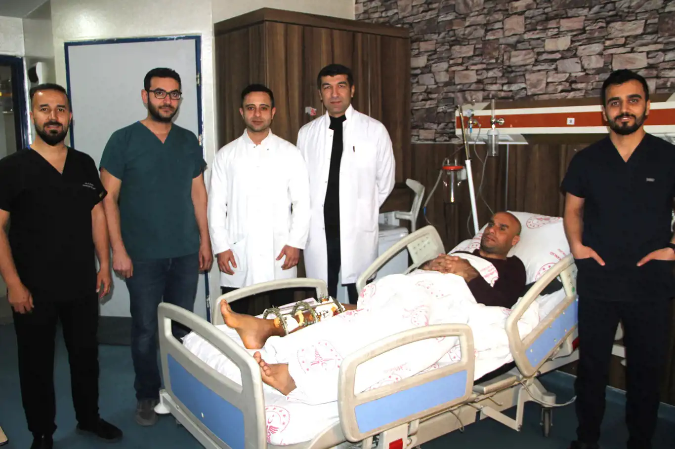 Midyat Devlet Hastanesinde bir ilk daha: Tek taraflı bacak uzatma ameliyatı yapıldı Midyat Devlet Hastanesinde bir ilk daha: Tek taraflı bacak uzatma ameliyatı yapıldı