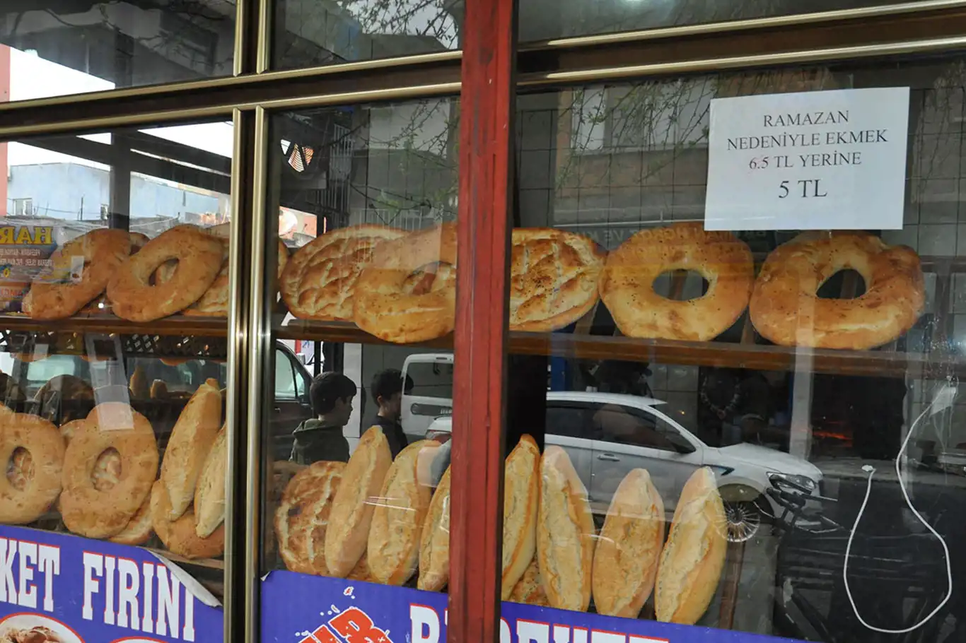 Batmanlı fırıncı Ramazan ayı dolaysıyla ekmek fiyatını düşürdü Batmanlı fırıncı Ramazan ayı dolaysıyla ekmek fiyatını düşürdü