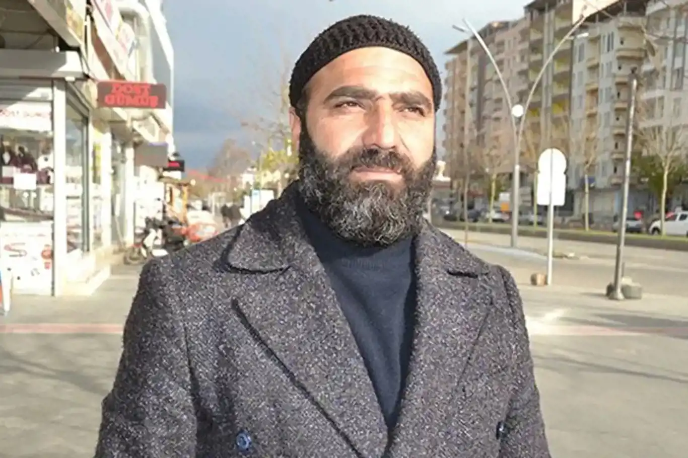 Batman'da sokak röportajıyla tepki toplayan şahıs gözaltına alındı Batman'da sokak röportajıyla tepki toplayan şahıs gözaltına alındı