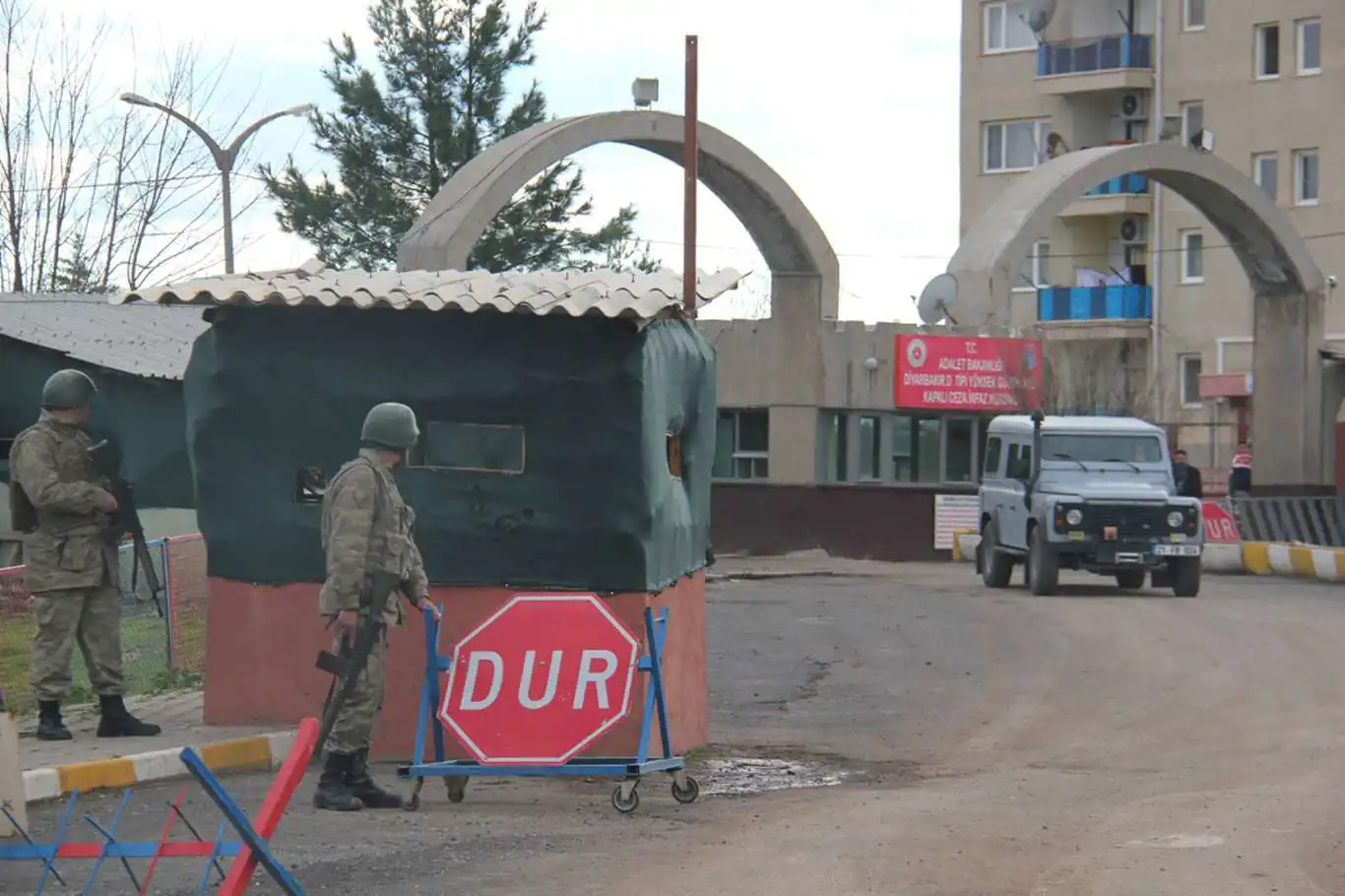 Diyarbakır D Tipi Kapalı Cezaevi boşaltıldı Diyarbakır D Tipi Kapalı Cezaevi boşaltıldı