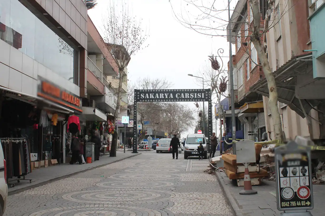 Sakarya Çarşısı esnafı depremin ardından işlerine geri döndü Sakarya Çarşısı esnafı depremin ardından işlerine geri döndü