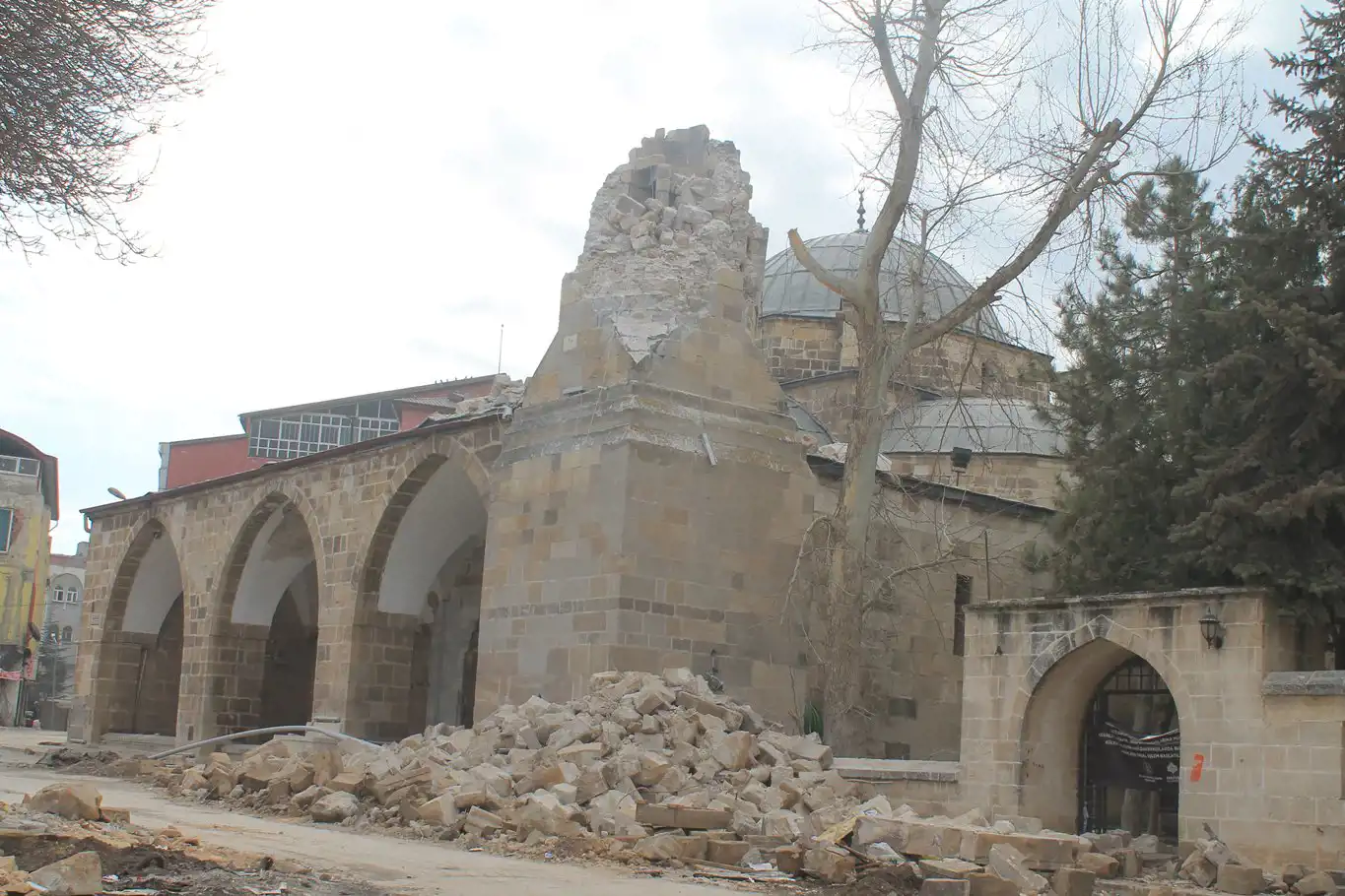 Kahramanmaraş'ta 700 yıllık tarihi cami depremde yıkıldı Kahramanmaraş'ta 700 yıllık tarihi cami depremde yıkıldı