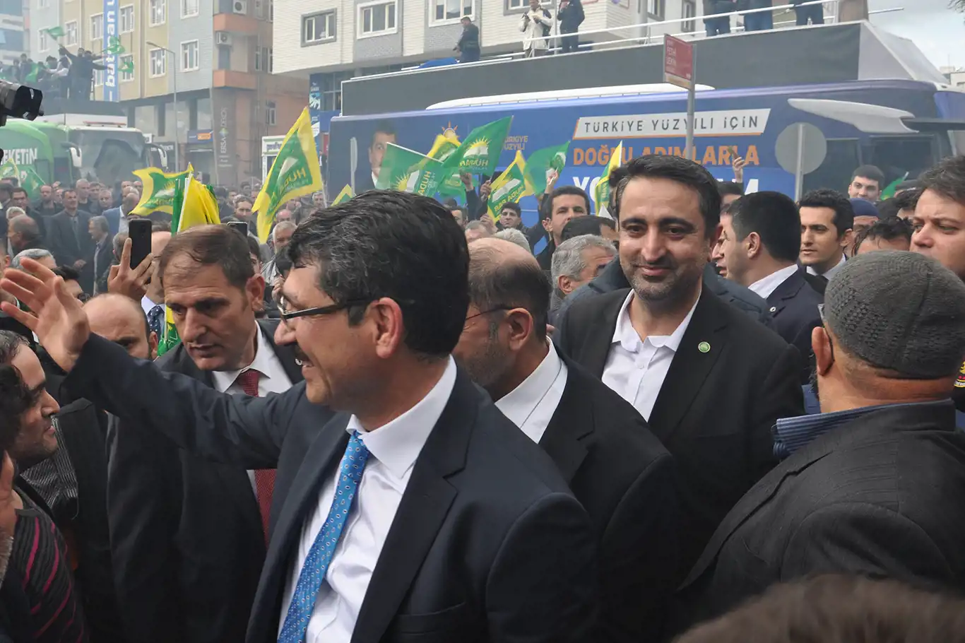 HÜDA PAR'lılardan Batmanlı milletvekili adaylarına coşkulu karşılama HÜDA PAR'lılardan Batmanlı milletvekili adaylarına coşkulu karşılama