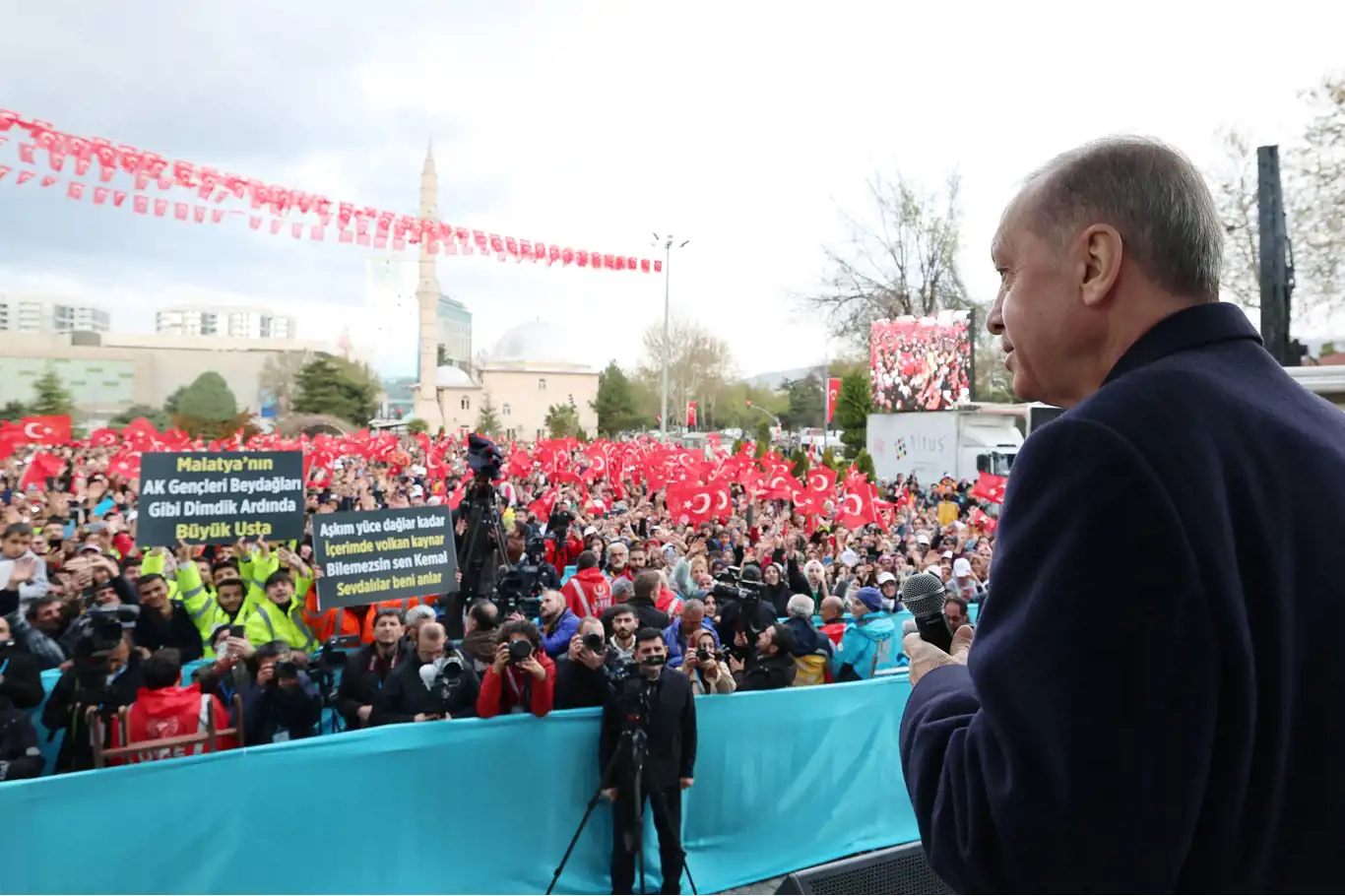 Cumhurbaşkanı Erdoğan: Amacımız 650 bin yeni konut ve köy evi yaparak şehirlerimizi normale döndürmek Cumhurbaşkanı Erdoğan: Amacımız 650 bin yeni konut ve köy evi yaparak şehirlerimizi normale döndürmek