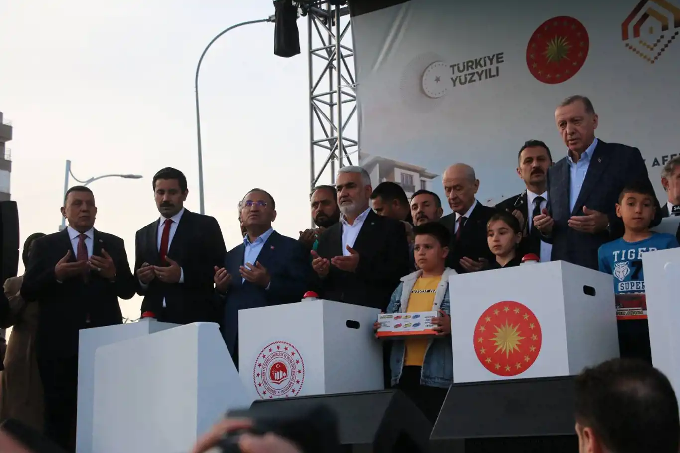 Cumhurbaşkanı Erdoğan: Şanlıurfa'da 11 bin ev yaparak depremzedelerimizi yeni yuvalarına kavuşturacağız Cumhurbaşkanı Erdoğan: Şanlıurfa'da 11 bin ev yaparak depremzedelerimizi yeni yuvalarına kavuşturacağız