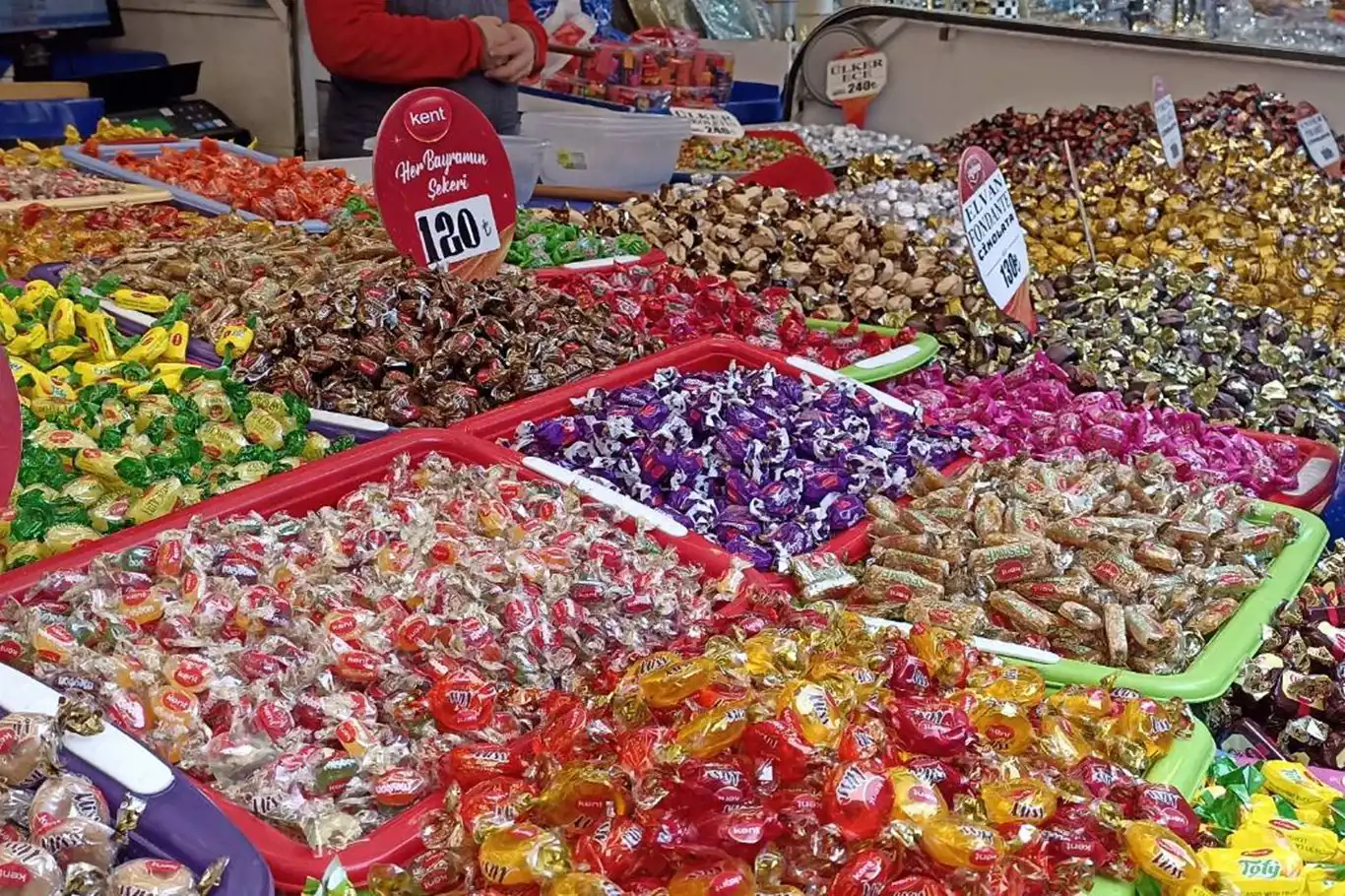 Bayram şekerleri tezgâhlarda müşterilerini bekliyor Bayram şekerleri tezgâhlarda müşterilerini bekliyor