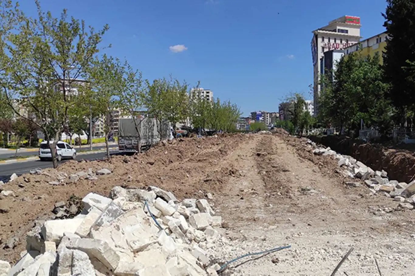 Karaköprü Mezarlığındaki mezarlar taşınmaya başlandı