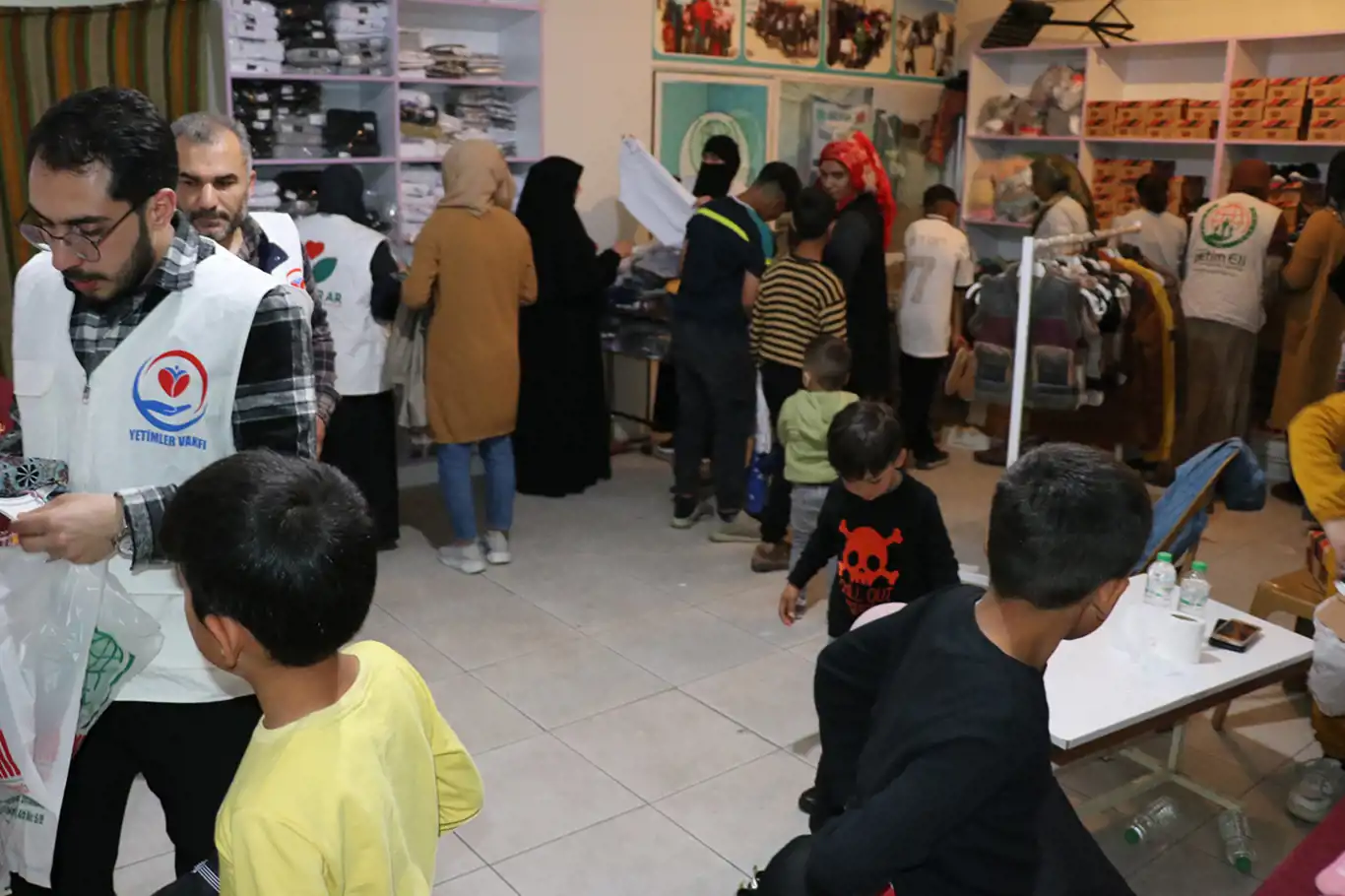 Bayram öncesi depremzede yetim çocuklar giydirildi Bayram öncesi depremzede yetim çocuklar giydirildi