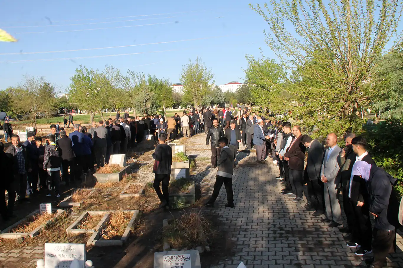 Yasin Börü ve arkadaşları mezarları başında yad edildi Yasin Börü ve arkadaşları mezarları başında yad edildi