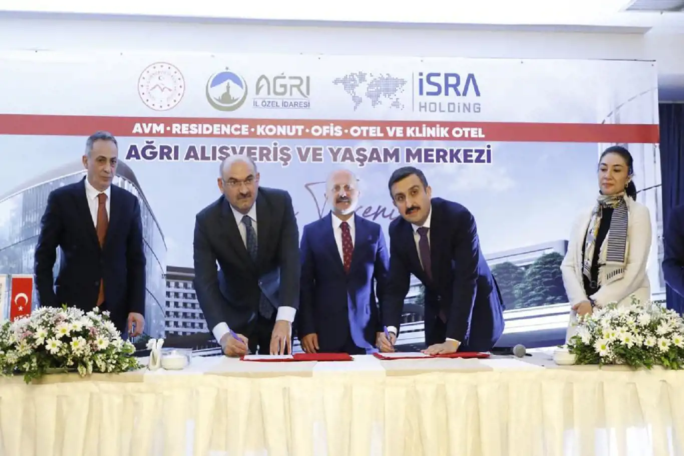 Ağrı’da yapılacak olan 5 milyar TL değerindeki Alışveriş ve Yaşam Merkezi için protokol imzalandı Ağrı’da yapılacak olan 5 milyar TL değerindeki Alışveriş ve Yaşam Merkezi için protokol imzalandı
