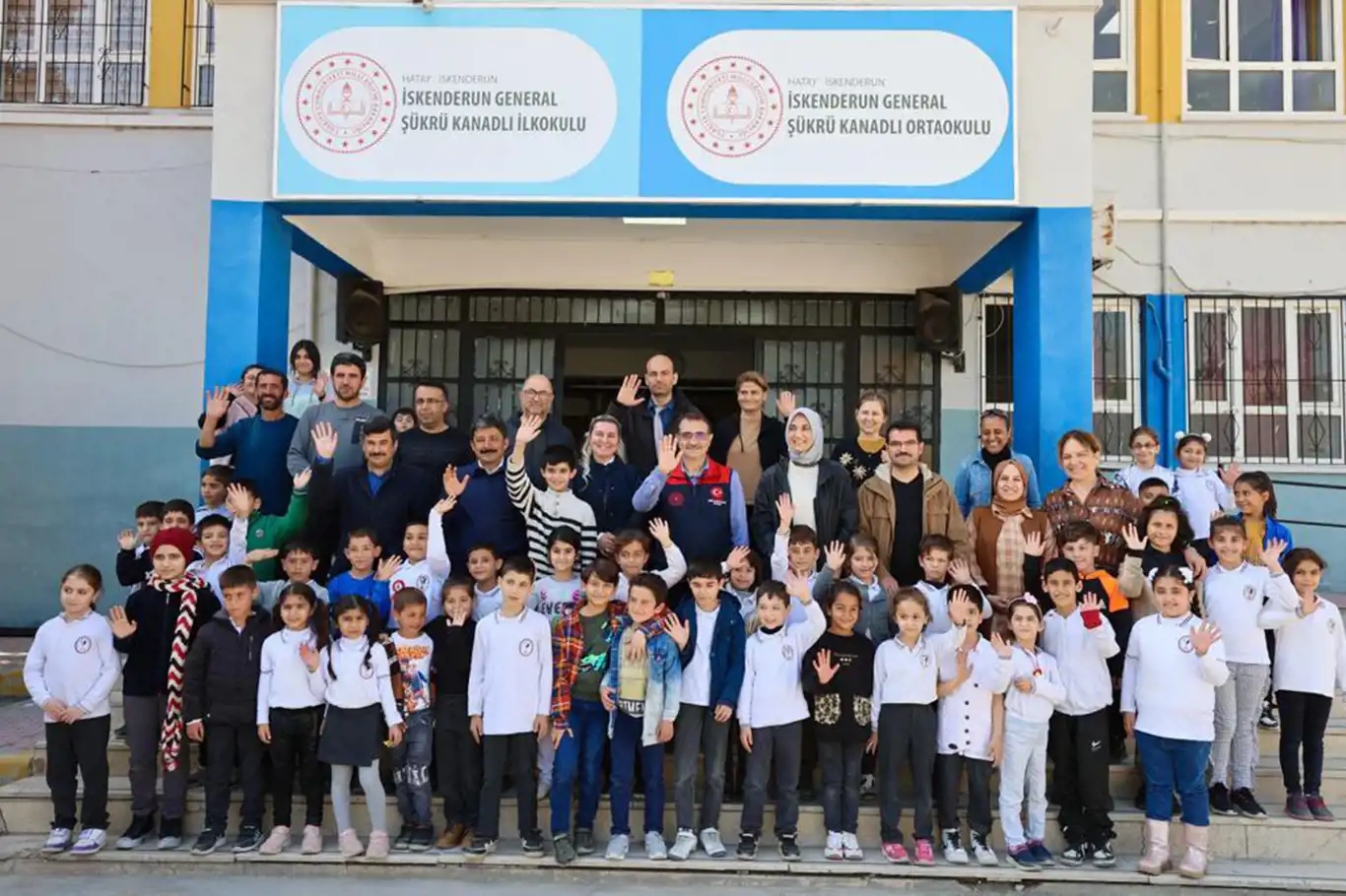 Yeniden ders başı yapılan İskenderun'da okul ziyareti yapan Bakan Dönmez açıklamalarda bulundu
