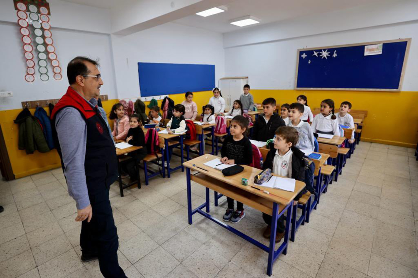 Yeniden ders başı yapılan İskenderun'da okul ziyareti yapan Bakan Dönmez açıklamalarda bulundu Yeniden ders başı yapılan İskenderun'da okul ziyareti yapan Bakan Dönmez açıklamalarda bulundu