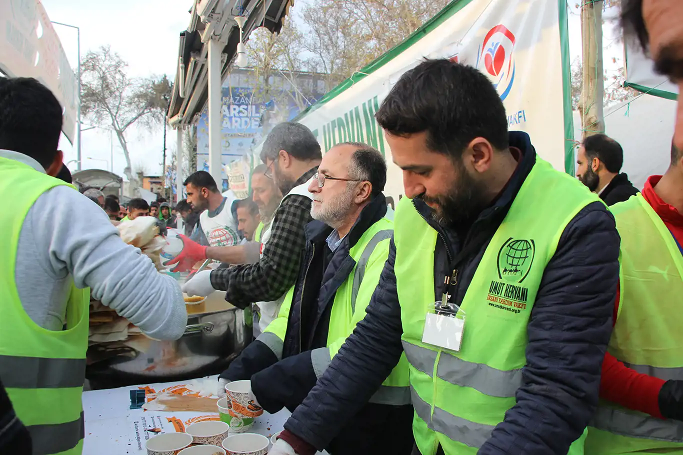 Öğrenciler, depremde vefat eden arkadaşları adına iftar yemeği verdi Öğrenciler, depremde vefat eden arkadaşları adına iftar yemeği verdi
