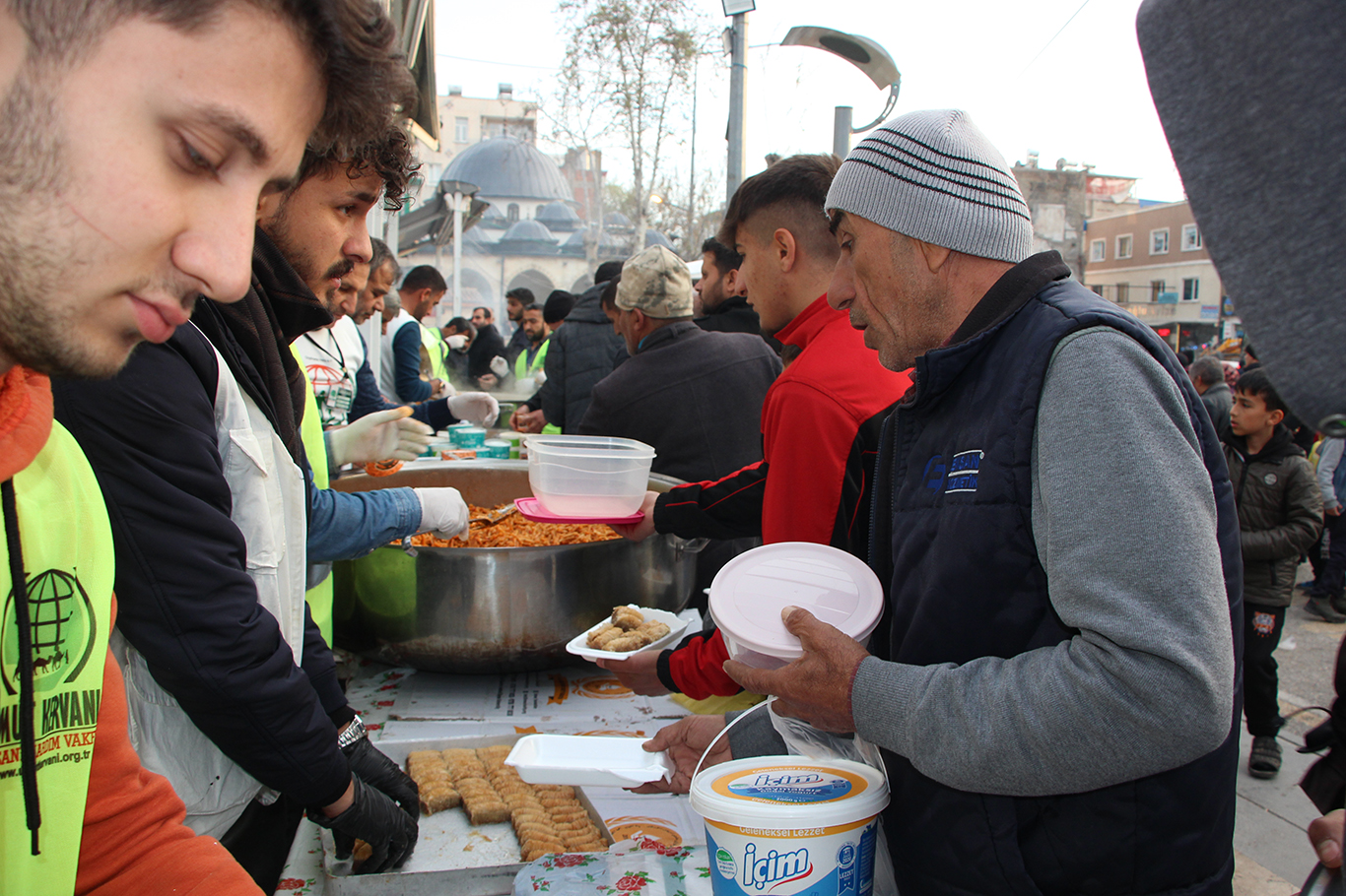 Öğrenciler, depremde vefat eden arkadaşı adına iftar yemeği verdi