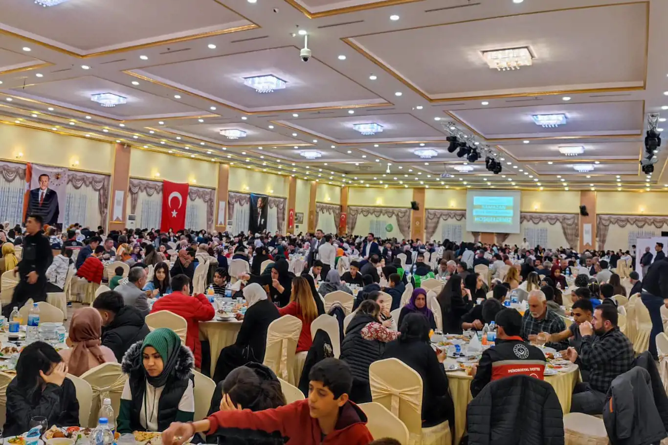 Mardin'de "Dünya Yetimler Günü"nde yetim ailelere iftar programı düzenlendi Mardin'de "Dünya Yetimler Günü"nde yetim ailelere iftar programı düzenlendi