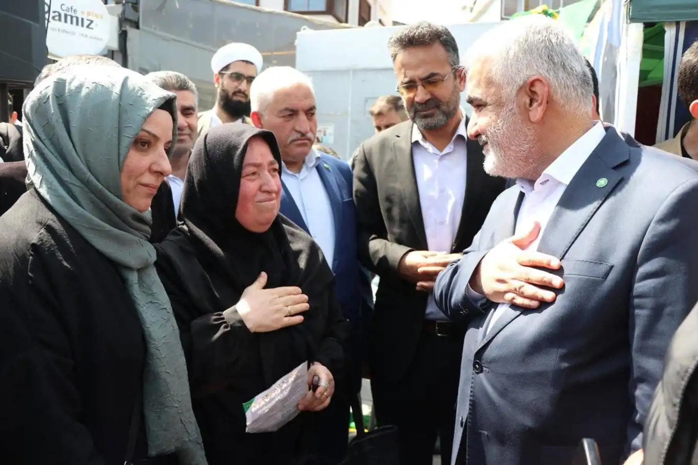 HÜDA PAR Genel Başkanı Yapıcıoğlu, siyasi parti stantları ve esnaf ziyaretinde bulundu HÜDA PAR Genel Başkanı Yapıcıoğlu, siyasi parti stantları ve esnaf ziyaretinde bulundu
