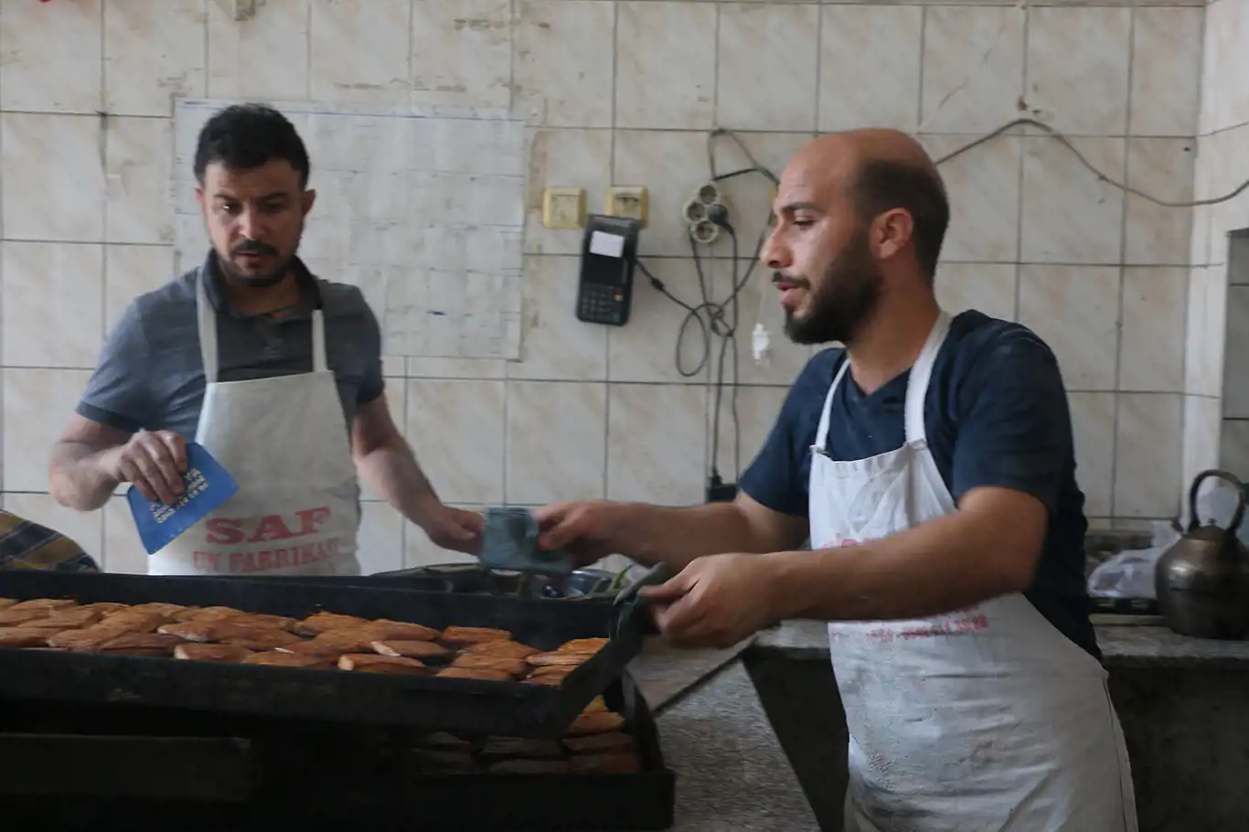 Ataması yapılamayan öğretmen adayı fırında çalışıyor Ataması yapılamayan öğretmen adayı fırında çalışıyor