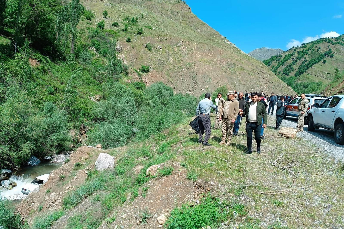 Bitlis'te araç dereye uçtu: 2 ölü 1 ağır yaralı Bitlis'te araç dereye uçtu: 2 ölü 1 ağır yaralı