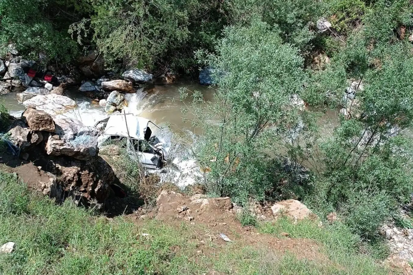 Bitlis'te araç dereye uçtu: 2 ölü 1 ağır yaralı Bitlis'te araç dereye uçtu: 2 ölü 1 ağır yaralı