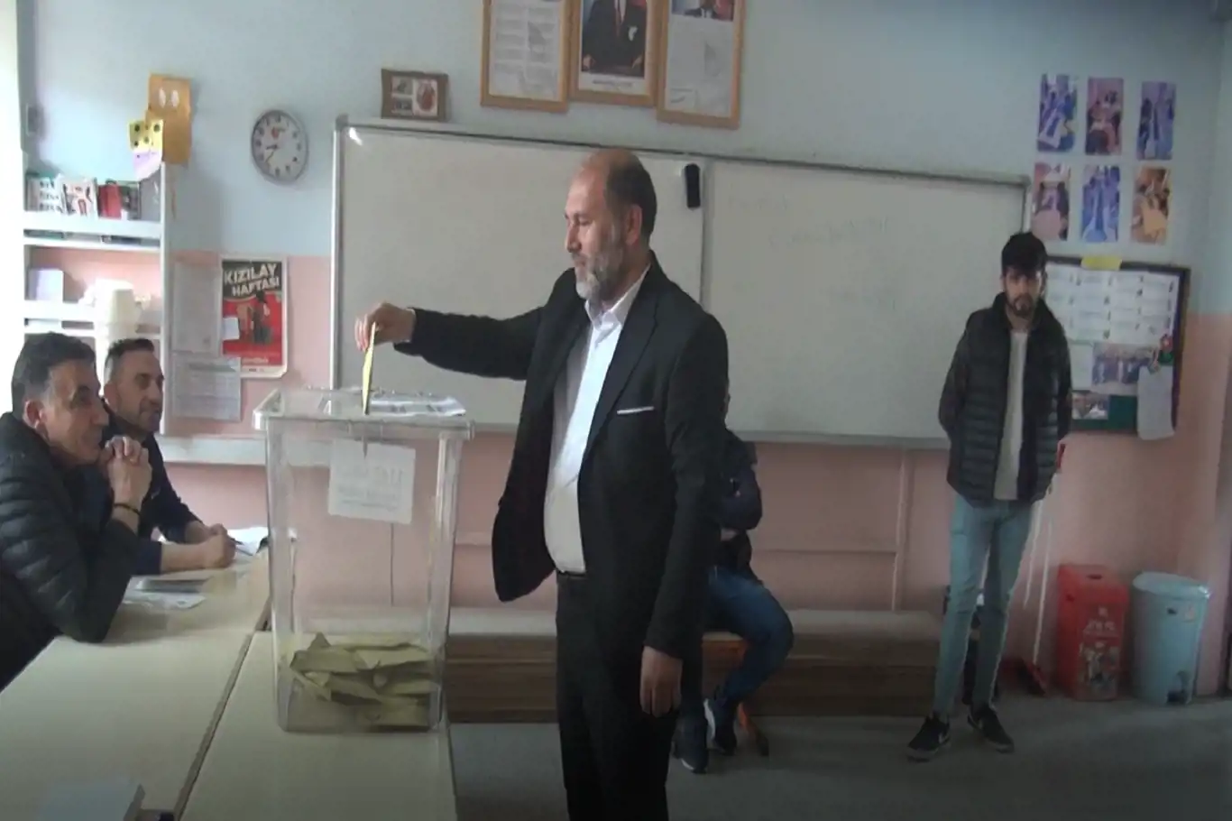 Oy verme işlemi saat kaçta bitiyor? Oy verme işlemi saat kaçta bitiyor?