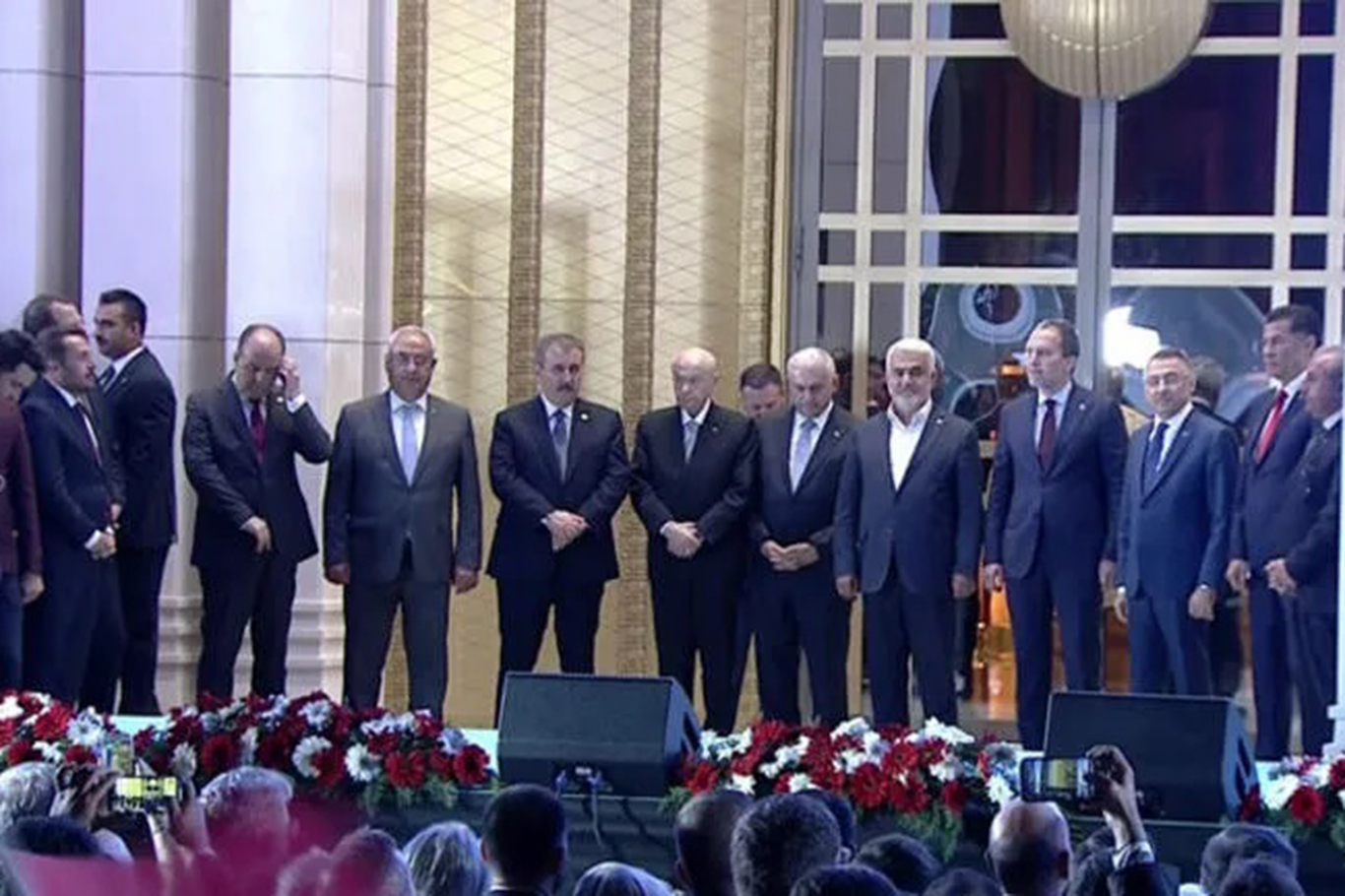 Cumhurbaşkanı Erdoğan'dan Beştepe'de balkon konuşması: Artık seçim dönemine dair tüm tartışmaları ve çekişmeleri bir kenara bırakarak, bütünleşme vaktidir Cumhurbaşkanı Erdoğan'dan Beştepe'de balkon konuşması: Artık seçim dönemine dair tüm tartışmaları ve çekişmeleri bir kenara bırakarak, bütünleşme vaktidir