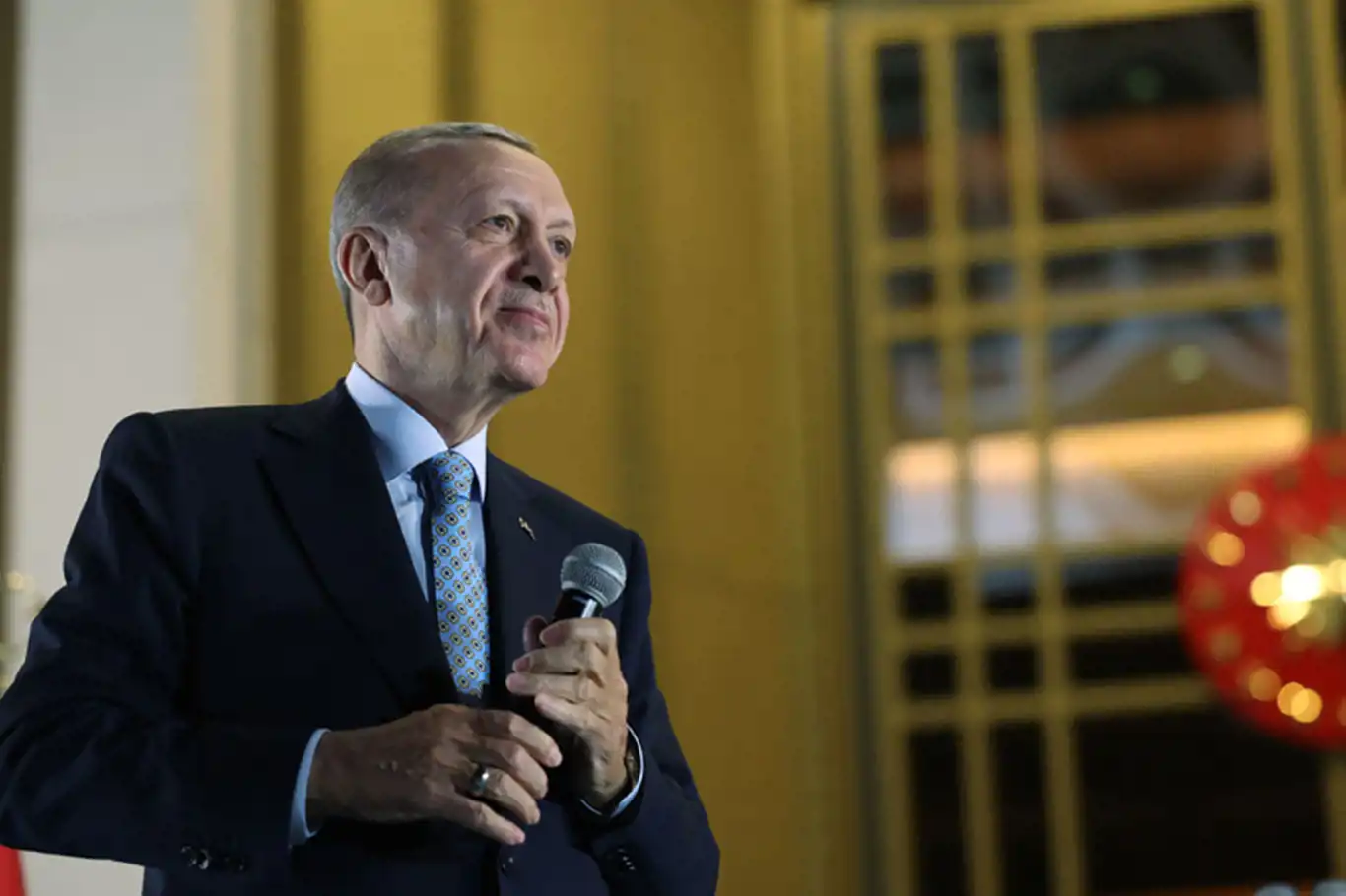 Cumhurbaşkanı Erdoğan'dan Beştepe'de balkon konuşması: Artık seçim dönemine dair tüm tartışmaları ve çekişmeleri bir kenara bırakarak, bütünleşme vaktidir Cumhurbaşkanı Erdoğan'dan Beştepe'de balkon konuşması: Artık seçim dönemine dair tüm tartışmaları ve çekişmeleri bir kenara bırakarak, bütünleşme vaktidir