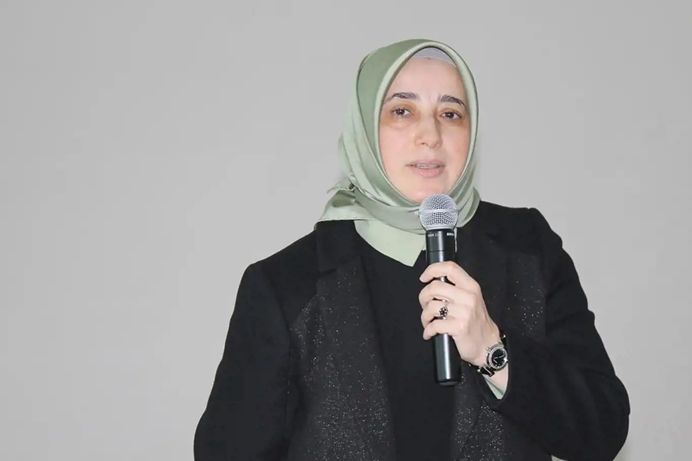 Özlem Zengin'in Grup Başkanvekili seçilmesi tepki çekti Özlem Zengin'in Grup Başkanvekili seçilmesi tepki çekti
