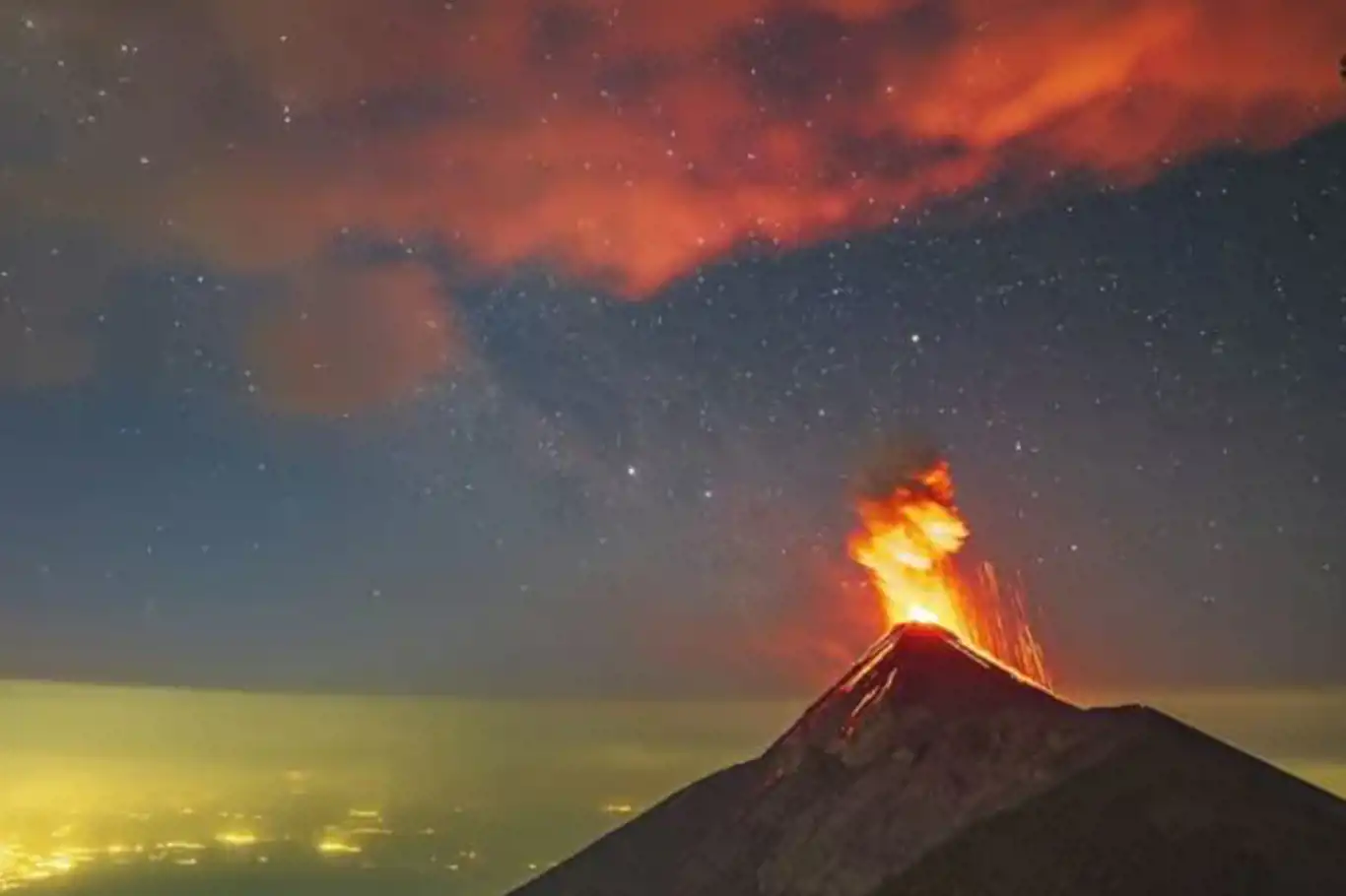 Fuego Yanardağı faaliyete geçti Fuego Yanardağı faaliyete geçti