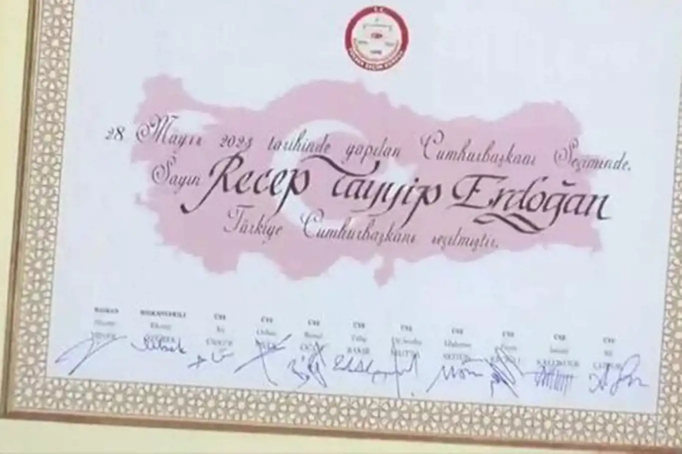 Cumhurbaşkanı Erdoğan'ın mazbatası Şentop'a sunuldu Cumhurbaşkanı Erdoğan'ın mazbatası Şentop'a sunuldu