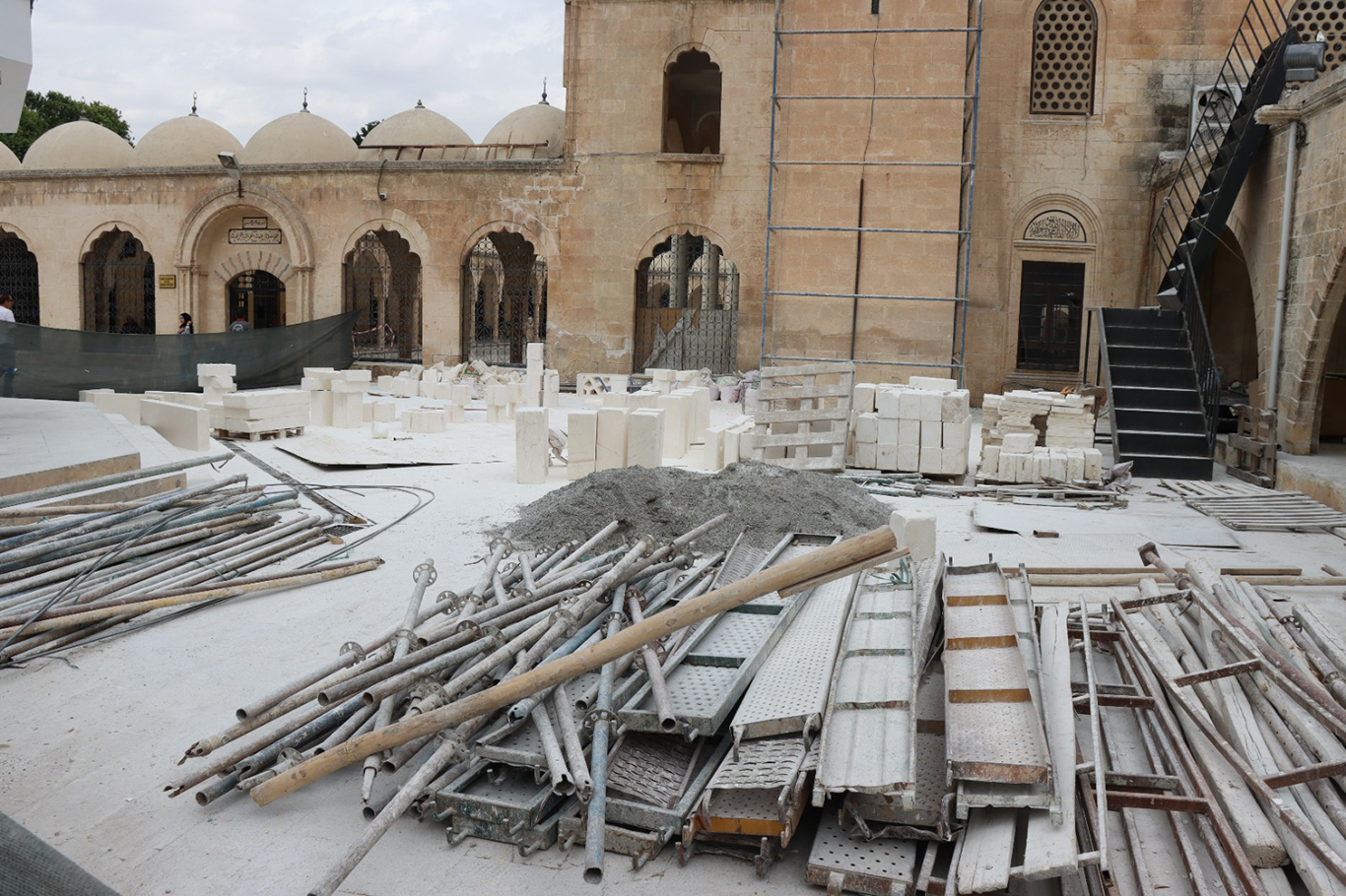 Şanlıurfa'da Dergâh Camii'nin minaresi onarılıyor Şanlıurfa'da Dergâh Camii'nin minaresi onarılıyor