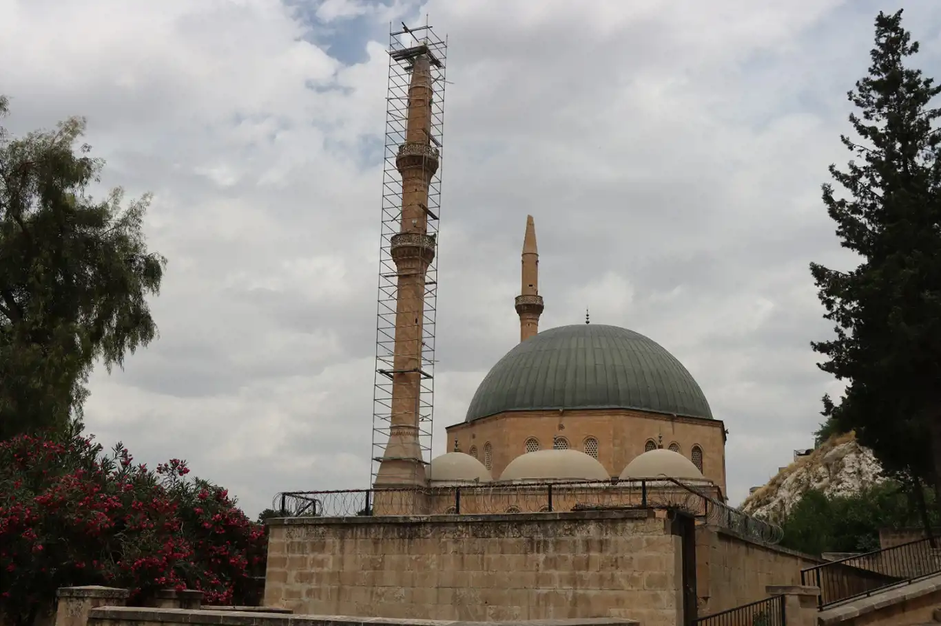 Şanlıurfa'da Dergâh Camii'nin minaresi onarılıyor Şanlıurfa'da Dergâh Camii'nin minaresi onarılıyor