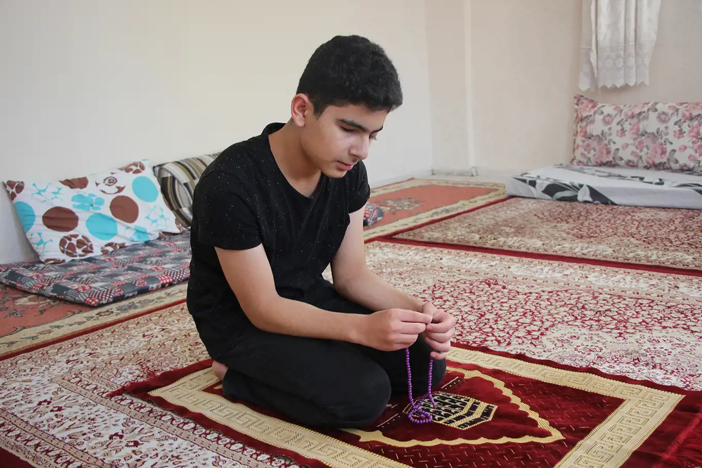 Engelli Genç: Sabır ve namazla Allah'tan yardım dilemeliyiz Engelli Genç: Sabır ve namazla Allah'tan yardım dilemeliyiz