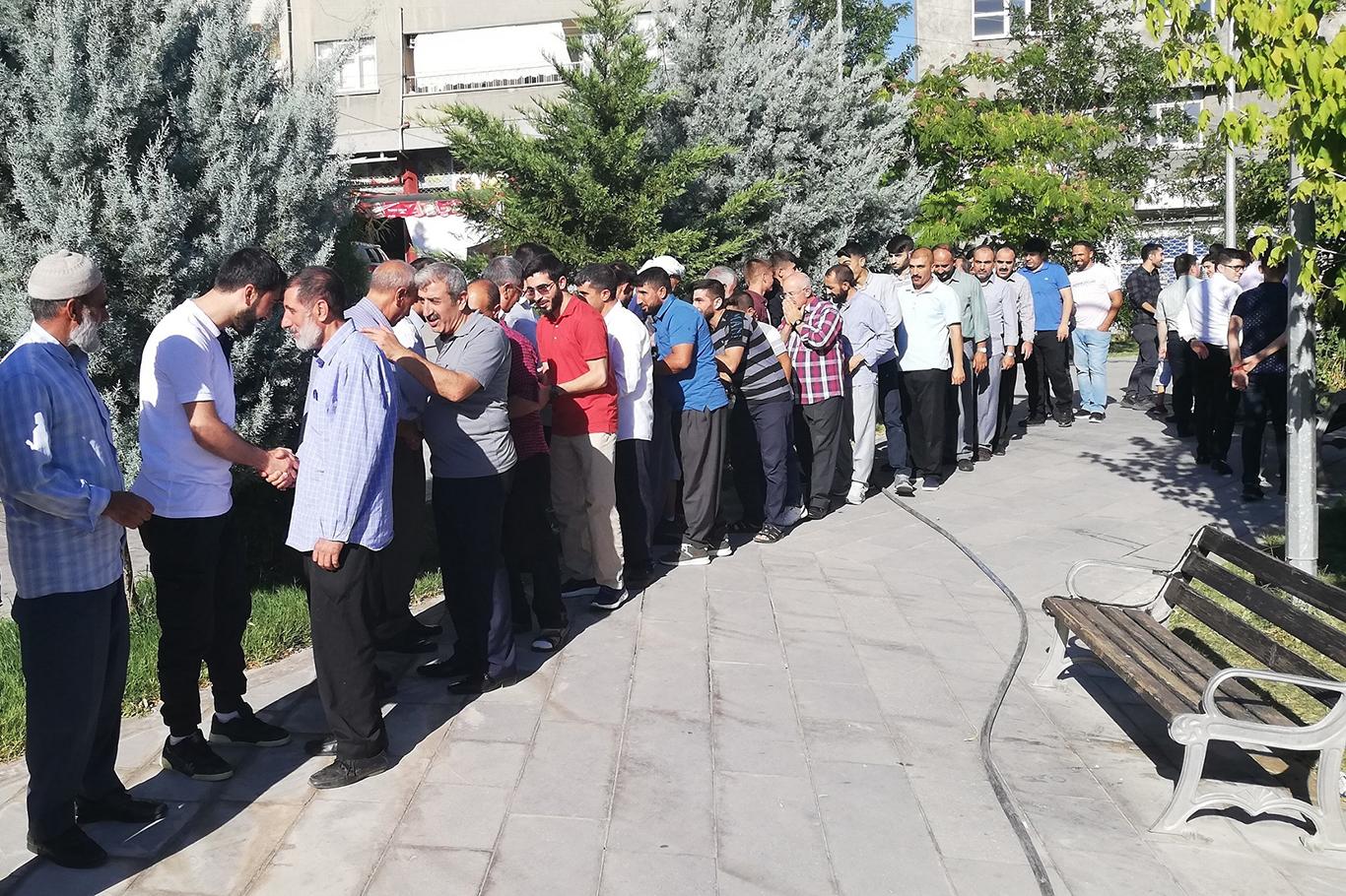 Bayramlaşırken akraba ziyaretleri ihmal edilememeli Bayramlaşırken akraba ziyaretleri ihmal edilememeli