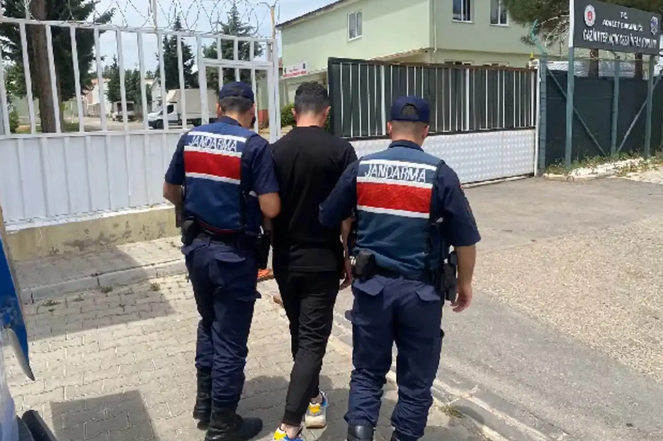 Gaziantep'te "aranan şahıslar" operasyonu: 24 kişi tutuklandı Gaziantep'te "aranan şahıslar" operasyonu: 24 kişi tutuklandı