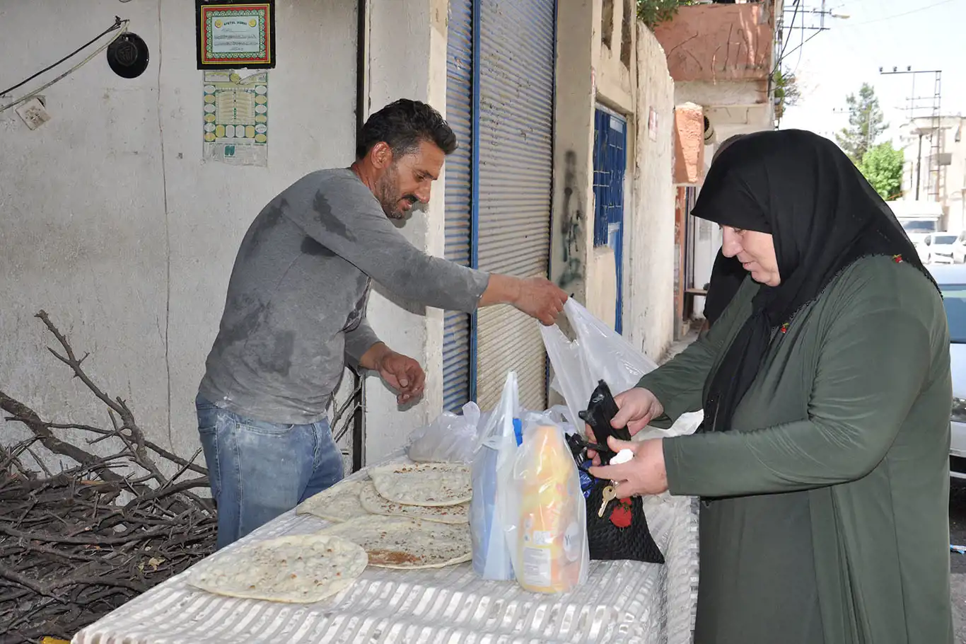 Suriyeli ekmek ustası 10 yıldır tandırda lavaş ekmeği pişirerek geçimini sağlıyor Suriyeli ekmek ustası 10 yıldır tandırda lavaş ekmeği pişirerek geçimini sağlıyor
