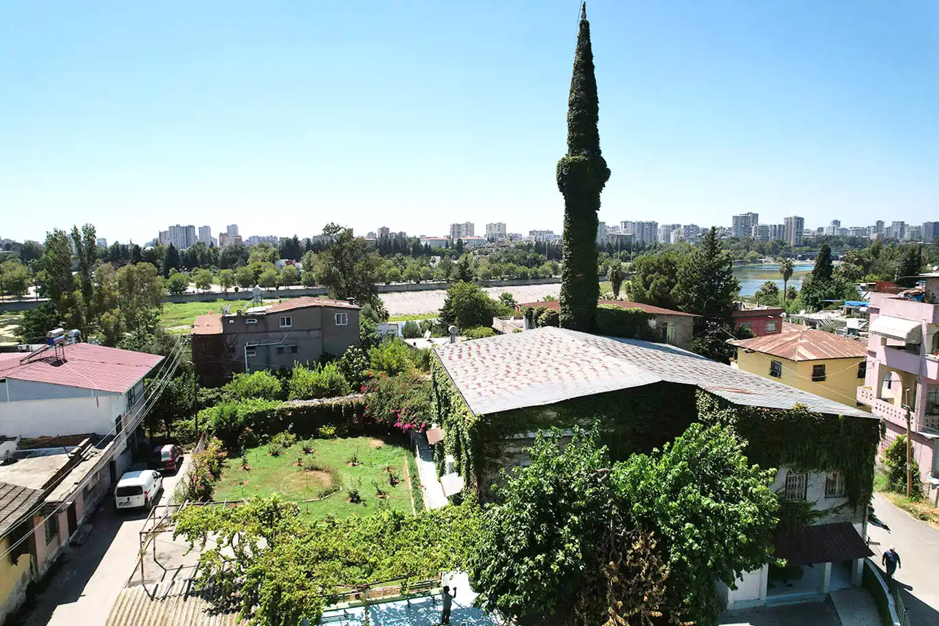 Adana'da sarmaşıklarıyla ünlü cami: Köprüköy Camii Adana'da sarmaşıklarıyla ünlü cami: Köprüköy Camii