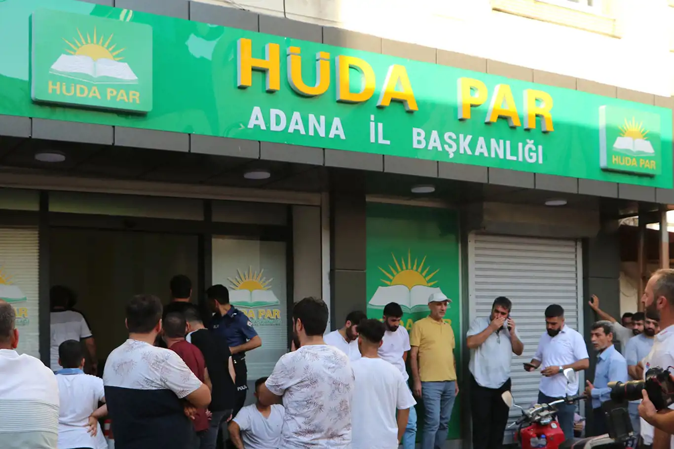 HÜDA PAR Adana İl Başkanlığı'ndaki bıçaklı saldırının zanlısı tutuklandı HÜDA PAR Adana İl Başkanlığı'ndaki bıçaklı saldırının zanlısı tutuklandı