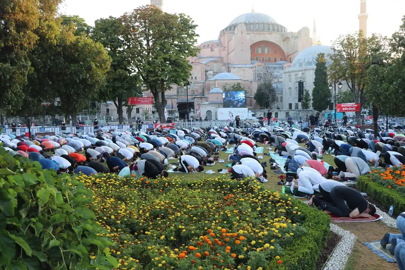 Ayasofya Camii üç yıl önce bugün ibadete açıldı Ayasofya Camii üç yıl önce bugün ibadete açıldı