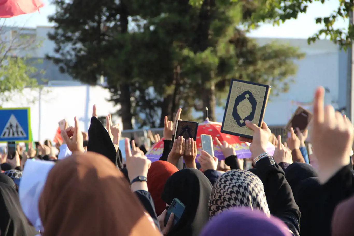 Kur’an’a Saygı Mitingi'ne katılan Kur'an muhafızı halk: Kur'an'a sahip çıkmak Müslüman olarak görevimizdir Kur’an’a Saygı Mitingi'ne katılan Kur'an muhafızı halk: Kur'an'a sahip çıkmak Müslüman olarak görevimizdir