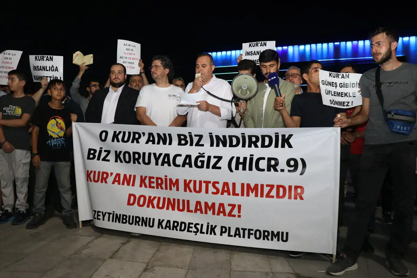 Zeytinburnu Kardeşlik Platformu'ndan Kur'an-ı Kerim'in yakılması protestosu Zeytinburnu Kardeşlik Platformu'ndan Kur'an-ı Kerim'in yakılması protestosu