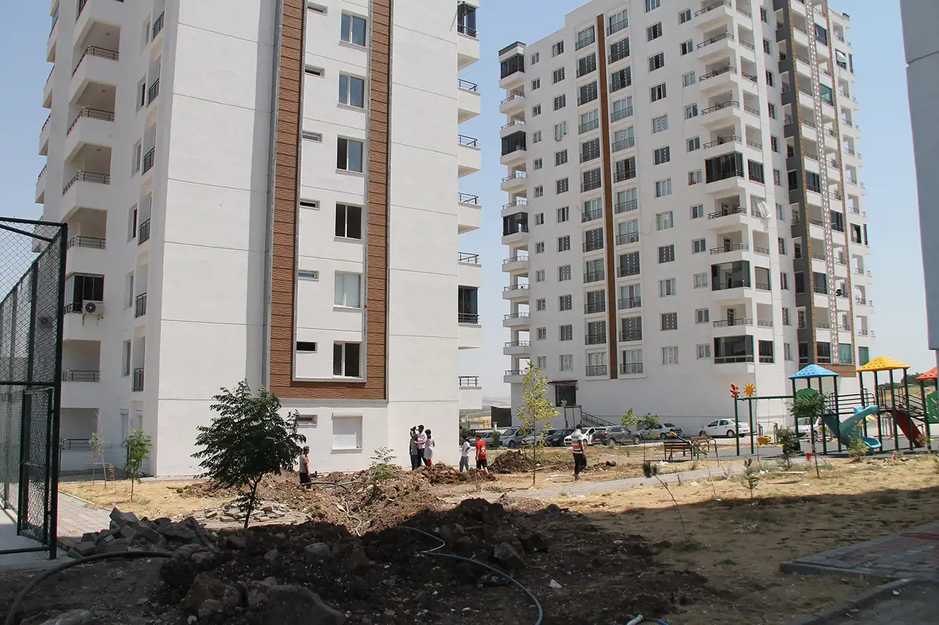 Su, elektrik ve doğalgazı olmayan site sakinleri mağduriyetlerinin giderilmesini bekliyor Su, elektrik ve doğalgazı olmayan site sakinleri mağduriyetlerinin giderilmesini bekliyor