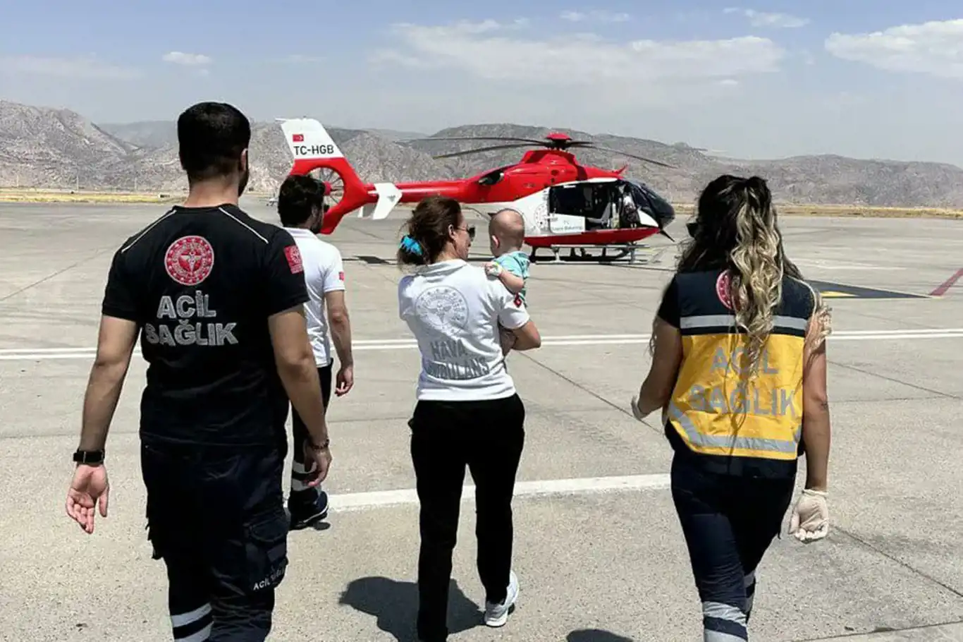 Boğazına çengelli iğne kaçan bebek, ambulans helikopterle Şanlıurfa’ya sevk edildi Boğazına çengelli iğne kaçan bebek, ambulans helikopterle Şanlıurfa’ya sevk edildi