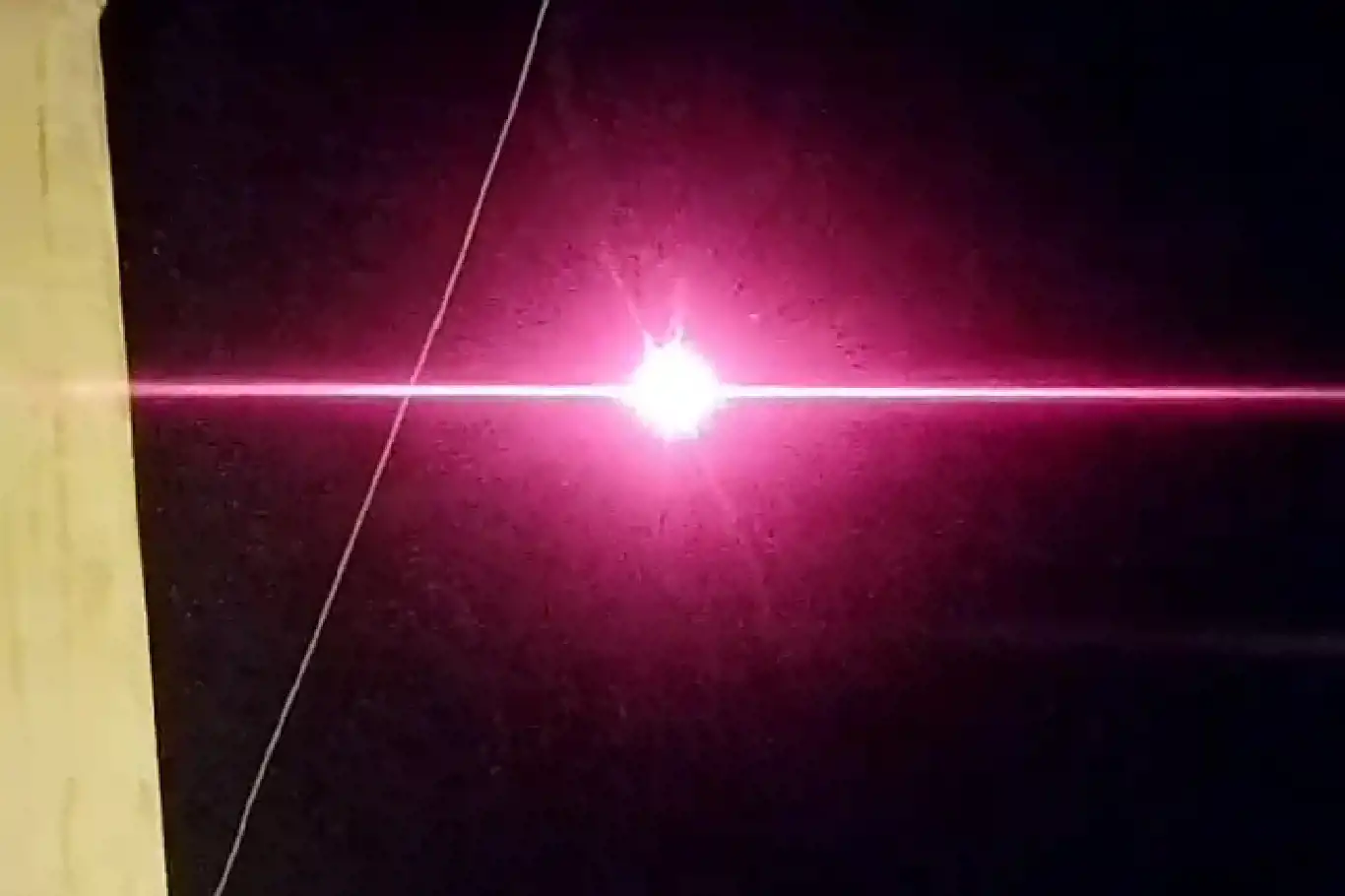 Gökyüzünde sabit kalan pembe renkli ışık merak konusu oldu Gökyüzünde sabit kalan pembe renkli ışık merak konusu oldu