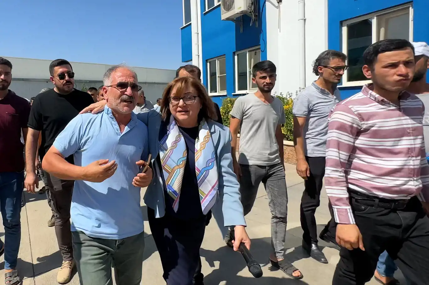 Şireci Tekstil ile grev yapan işçiler arasında anlaşma sağlandı Şireci Tekstil ile grev yapan işçiler arasında anlaşma sağlandı