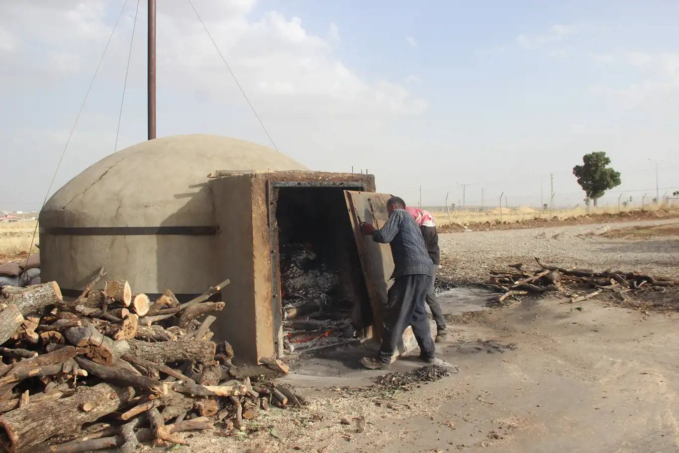 50 derece sıcaklıkta mangal kömürü üretiyorlar 50 derece sıcaklıkta mangal kömürü üretiyorlar