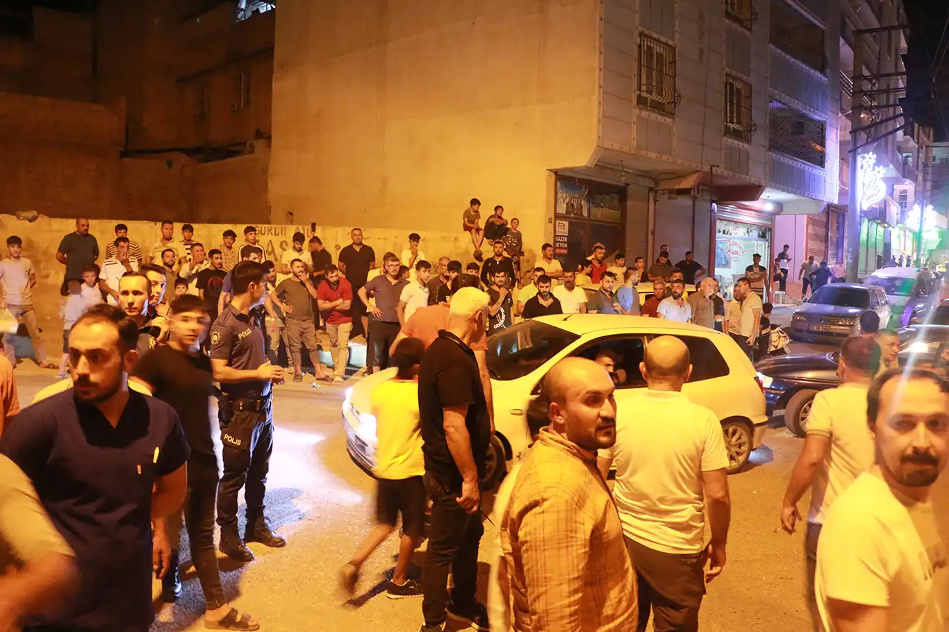 Elektrik kesintilerine tepki gösteren mahalleli eylem yaptı Elektrik kesintilerine tepki gösteren mahalleli eylem yaptı
