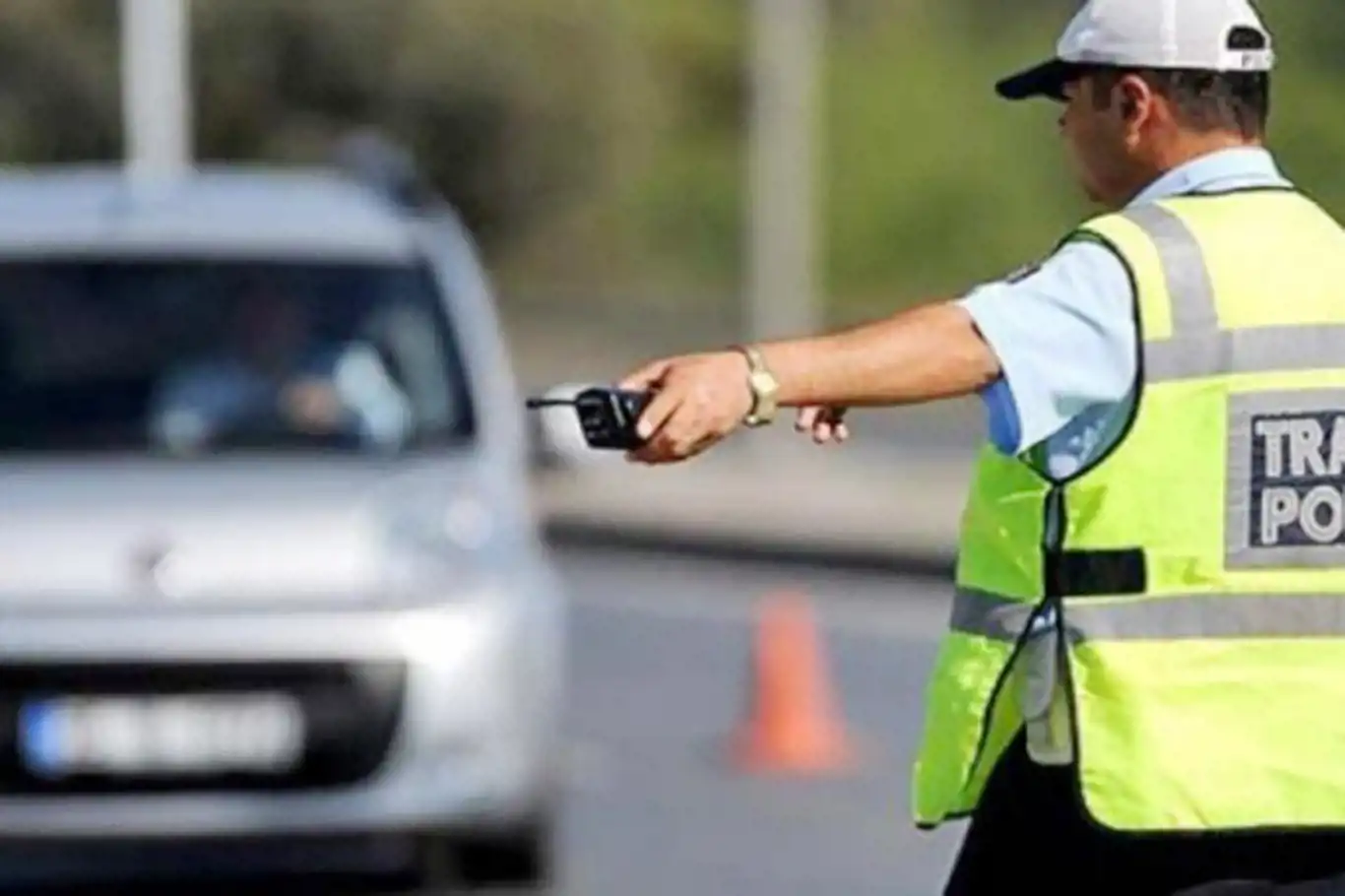 Trafikte makas atan sürücüye 9 bin 951 lira ceza Trafikte makas atan sürücüye 9 bin 951 lira ceza
