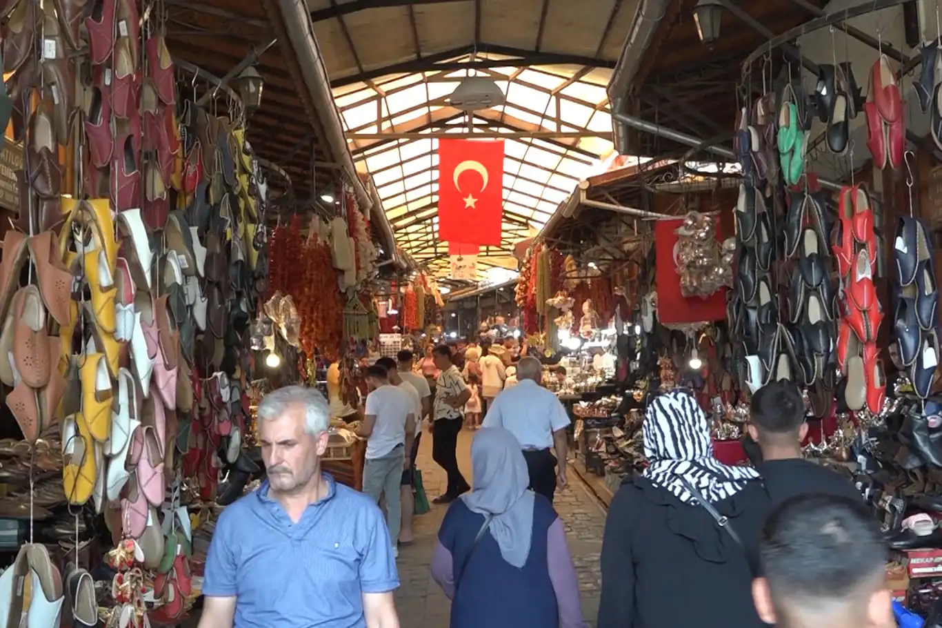 Tarihi Bakırcılar Çarşısı aşırı sıcaklara rağmen ziyaretçilerini ağırlıyor Tarihi Bakırcılar Çarşısı aşırı sıcaklara rağmen ziyaretçilerini ağırlıyor
