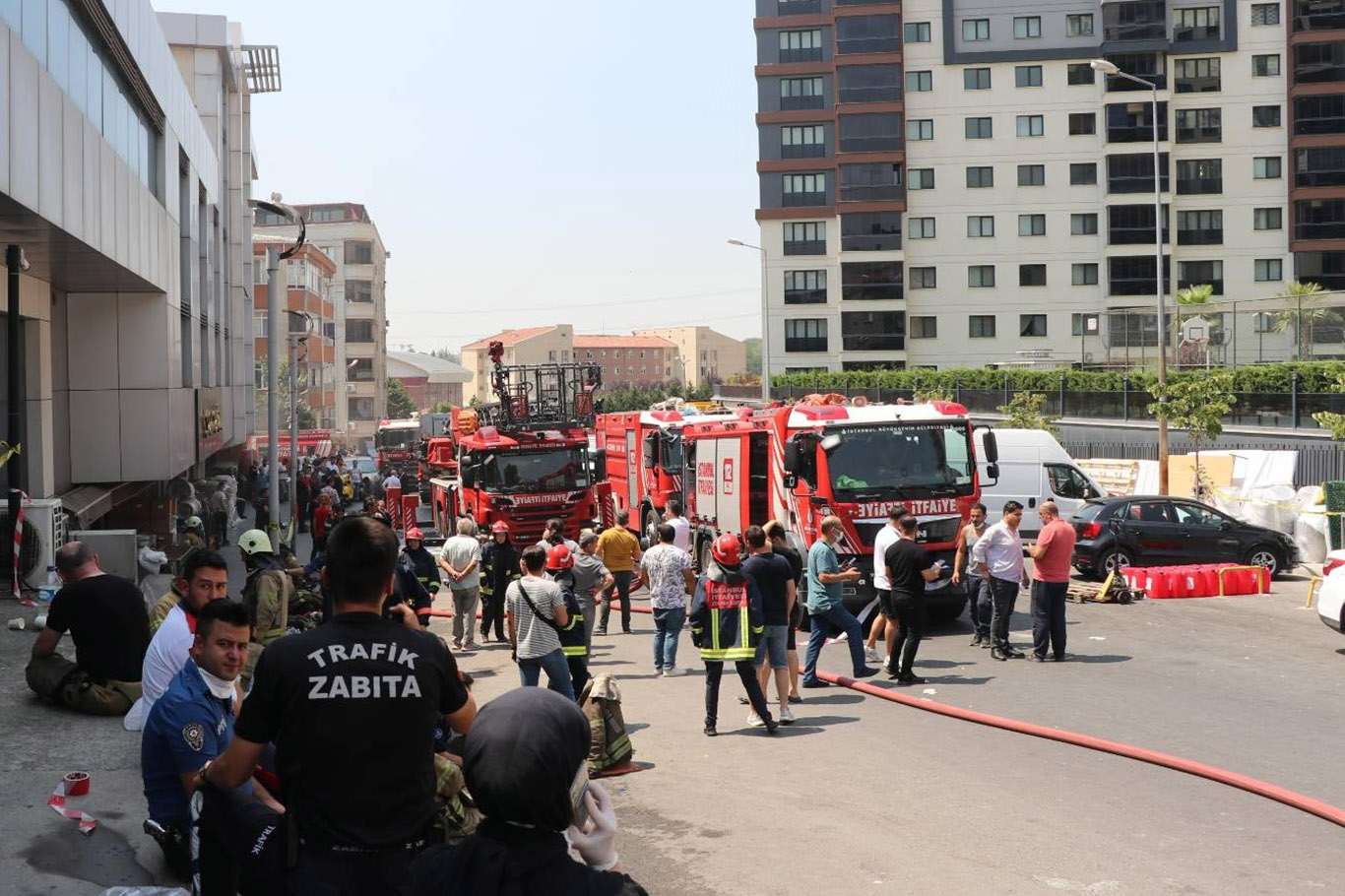 Bayrampaşa'da iş merkezi yangını: 9 işçi kurtarıldı Bayrampaşa'da iş merkezi yangını: 9 işçi kurtarıldı